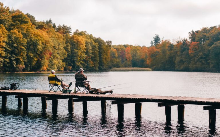 Pessoas pescando com acessórios adequados da pesca sub